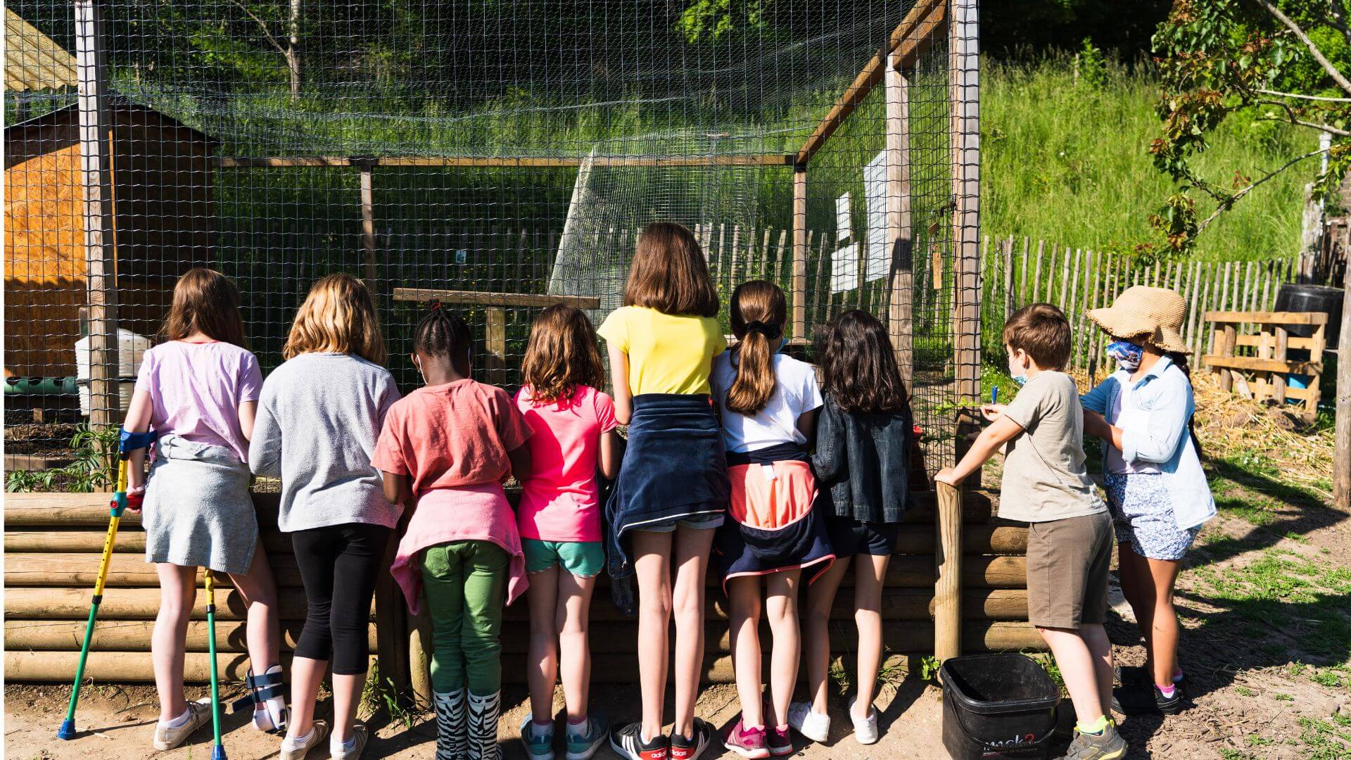 Petite fille qui arrose une plante